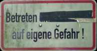 Warnschild im Park